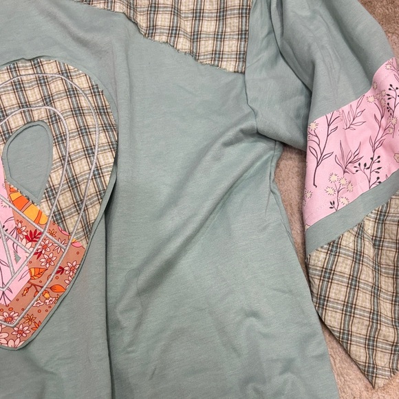 Women’s oversized Patchwork Heart Long Sleeve Shirt - Picture 3 of 6